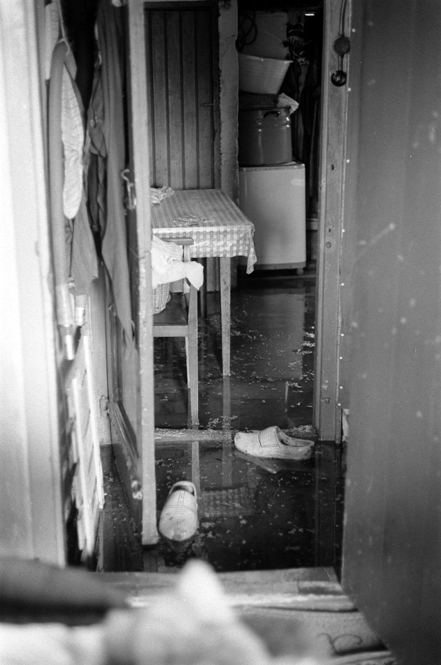 Wateroverlast in Harmelen De klompen drijven rond in de kamer, Bestanddeelnr 915-4715