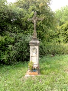 Watronville (Meuse) croix de chemin (01), stèle et croix