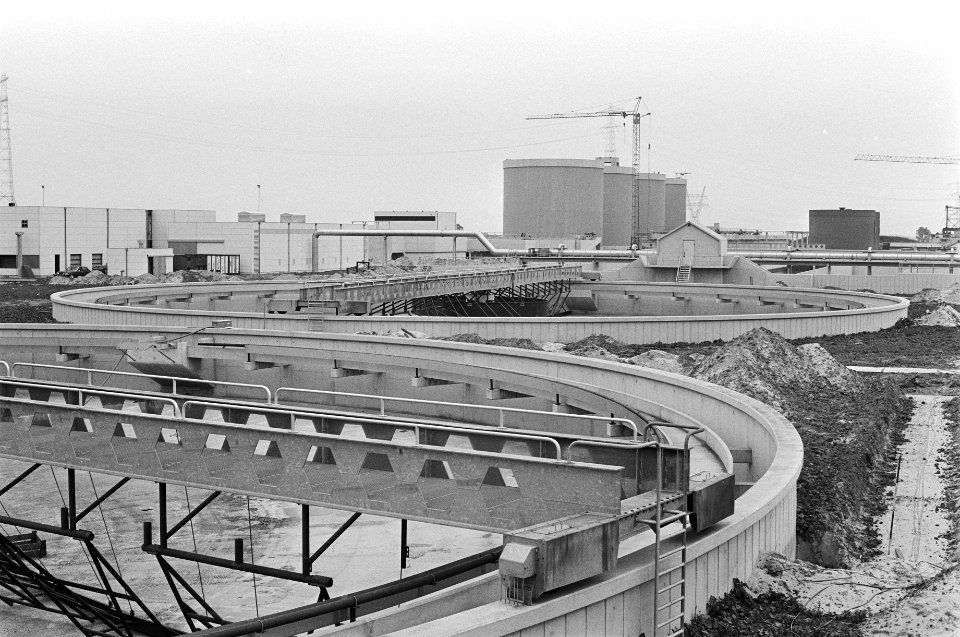 Waterzuiveringsinrichting Oost in aanbouw op het eiland Zeeburg bij de Schellingwouderbrug in Amsterdam, Bestanddeelnr 931-5479