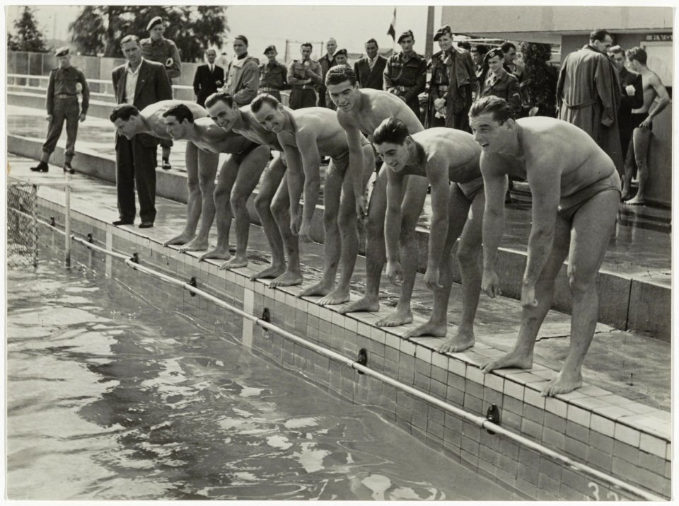 Waterpoloteam van Nederlandse militairen in Stoop's buitenbad, NL-HlmNHA 54010715