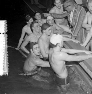 Waterpoloteam traint voor Olympische Spelen in Sportfondsenband Amsterdam, Bestanddeelnr 907-4185
