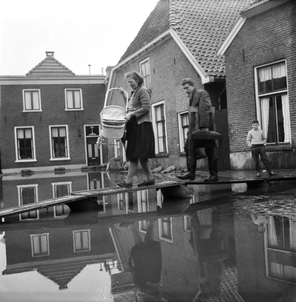 Watersnood in Borculo, bewoners redden huisraad, Bestanddeelnr 911-8526
