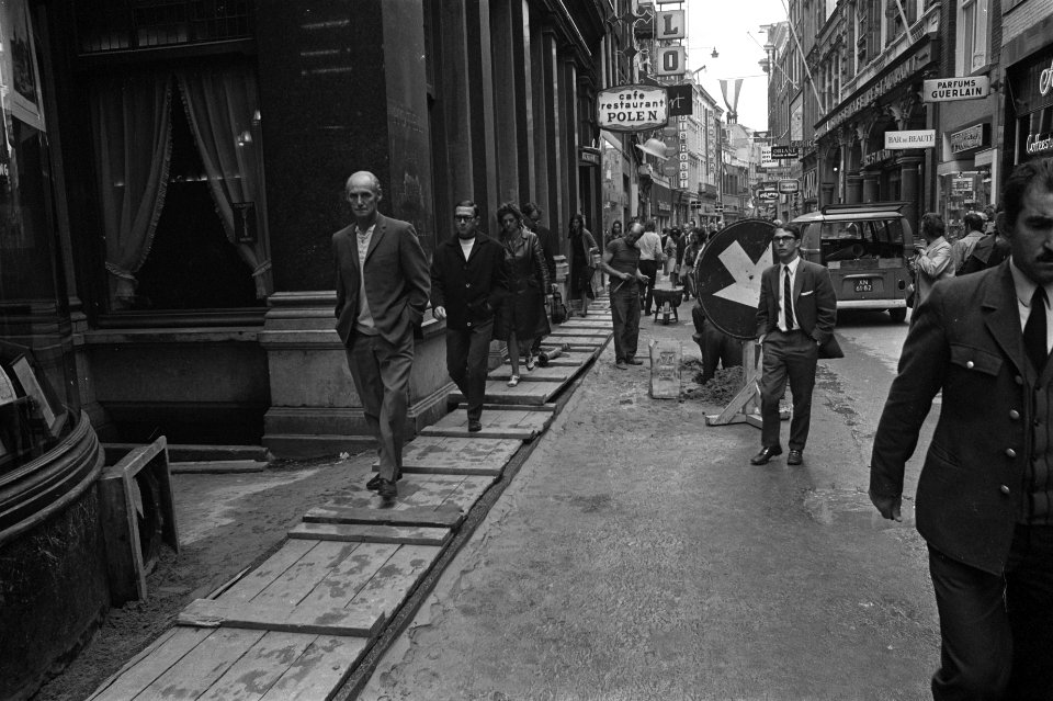 Wegdekwerkzaamheden Kalverstraat Amsterdam, houten vlonde van tegeltjes bij Dam, Bestanddeelnr 924-9347