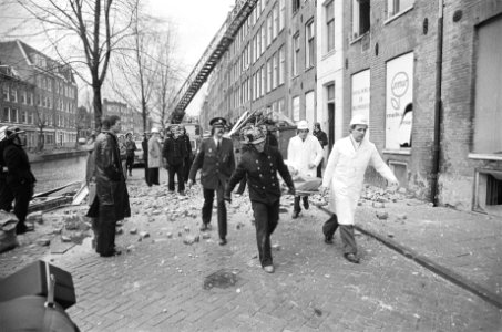 Wegdragen stoffelijk overschot sloper bij pand Westerkade, Bestanddeelnr 929-5428
