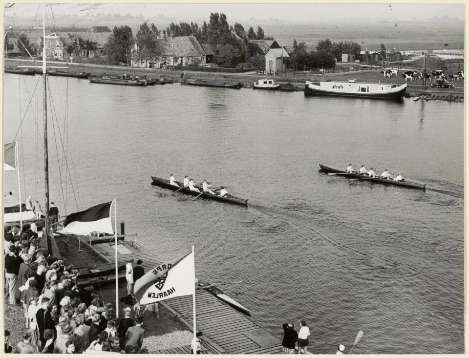Wedstrijden van de Haarlemse Roei- en Zeilvereniging Het Spaarne op het Zuider Buiten Spaarne. De dames vier met stuur in actie. NL-HlmNHA 54004135