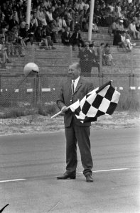 Wedstrijdleider Jaap Zwart (met finishvlag), Bestanddeelnr 921-5608