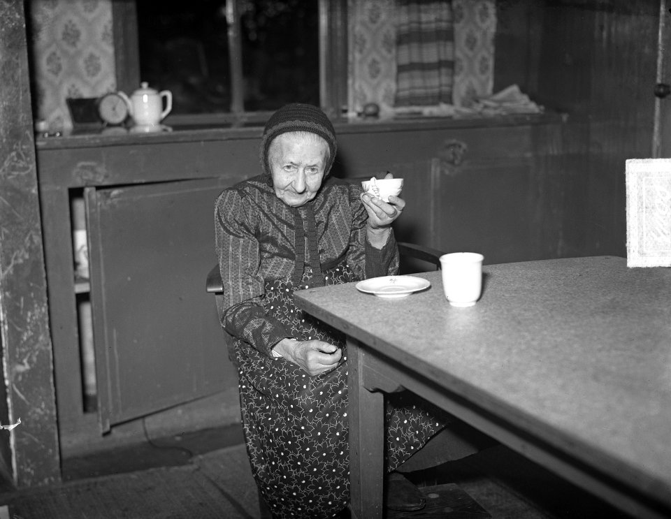 Weduwe Jansen-Steen uit Yde (Drenthe) wordt op 12 augustus 102 jaar, Bestanddeelnr 904-1100