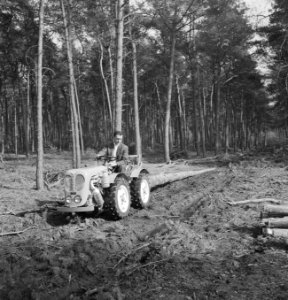 Wegen, bossen, landbouwmachines, werktuigen, Tractors, Bestanddeelnr 251-9820