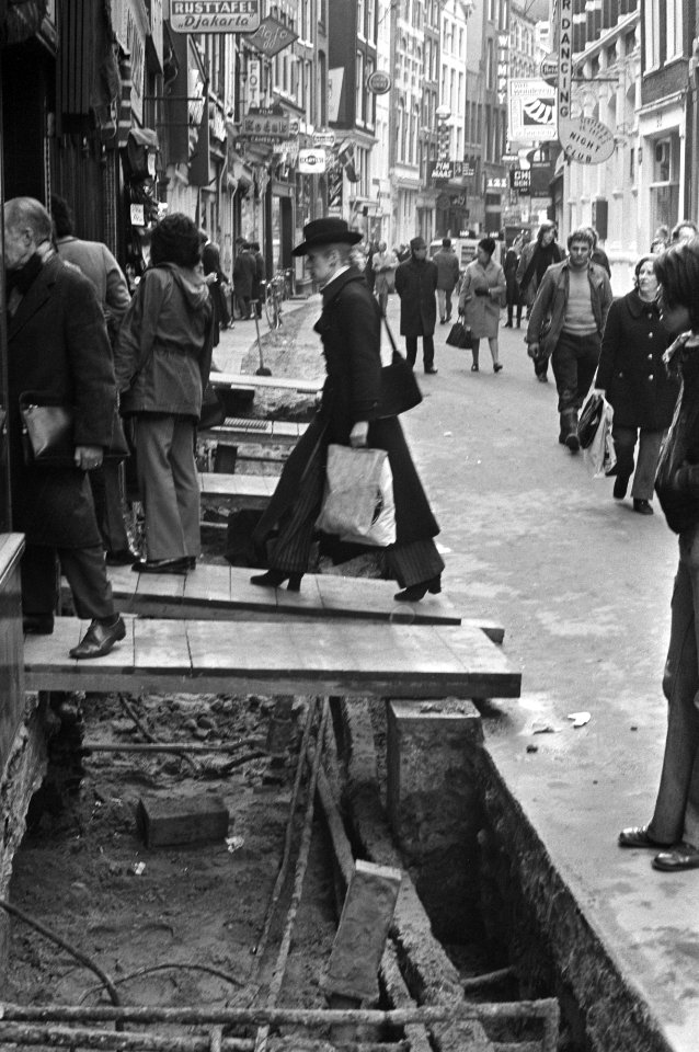 Wegdek van Nieuwendijk (Amsterdam) opgebroken, leidingen zullen vernieuwd worden, Bestanddeelnr 925-3787
