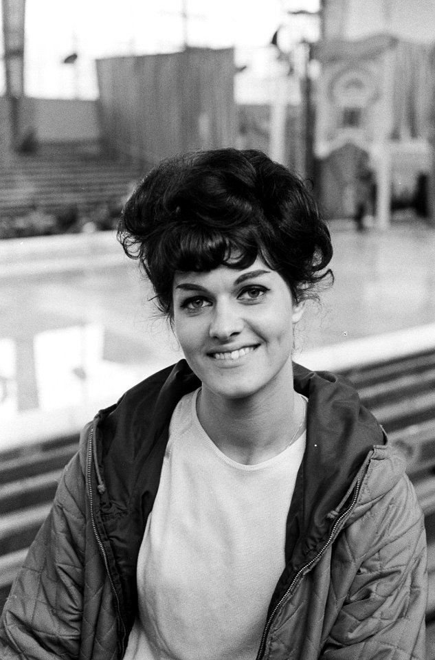 Weense IJsrevue Carla Groenevelt, 21 jaar uit Den Haag, is al 2 jaar bij de rev, Bestanddeelnr 915-6191