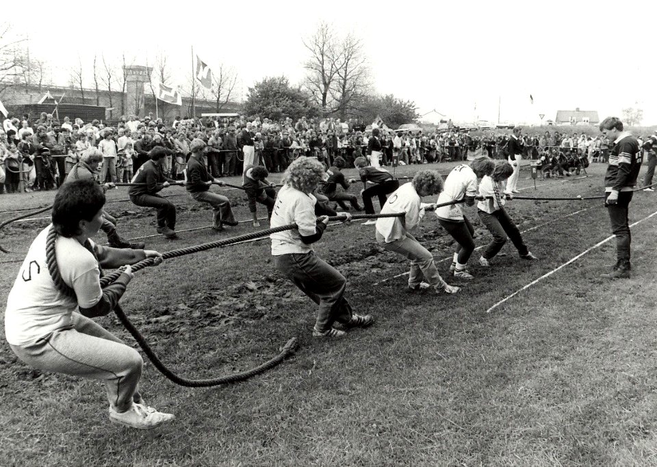 Wedstrijden touwtrekken in het recreatie-gebied. Aangekocht in 1984 van fotograaf C. de Boer. - Gepubliceerd in het Haarlems Dagblad van 21.05.1984. Identificatienummer 54-014389, NL-HlmNHA 1478 25900 K 38