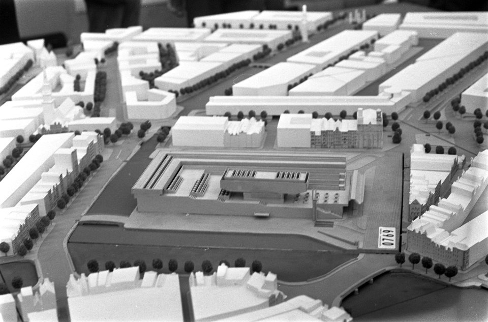 Weense architect W. Holzbauer geeft toelichting bij zijn ontwerp voor stadhuis A, Bestanddeelnr 921-9260