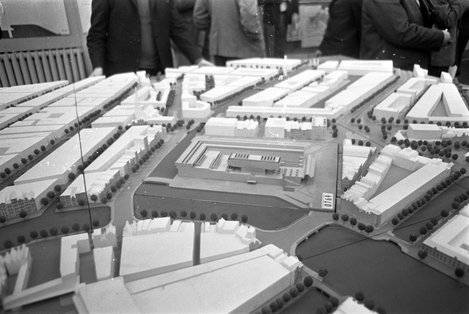 Weense architect W. Holzbauer geeft toelichting bij zijn ontwerp voor stadhuis A, Bestanddeelnr 921-9259