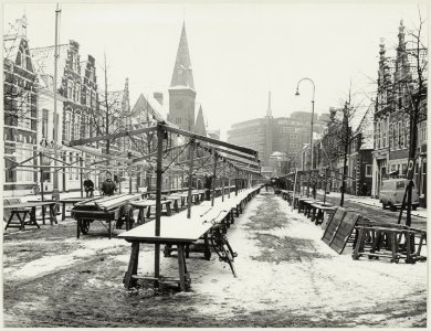 Weekmarkt op de Gedempte Oude Gracht, ziende naar het zuidoosten. NL-HlmNHA 54011654