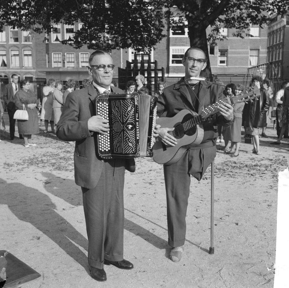 Wedstrijden voor straatmuzikanten, Piet de Kubber eerste en rechts Cas Muller tw, Bestanddeelnr 914-3830