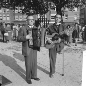Wedstrijden voor straatmuzikanten, Piet de Kubber eerste en rechts Cas Muller tw, Bestanddeelnr 914-3830