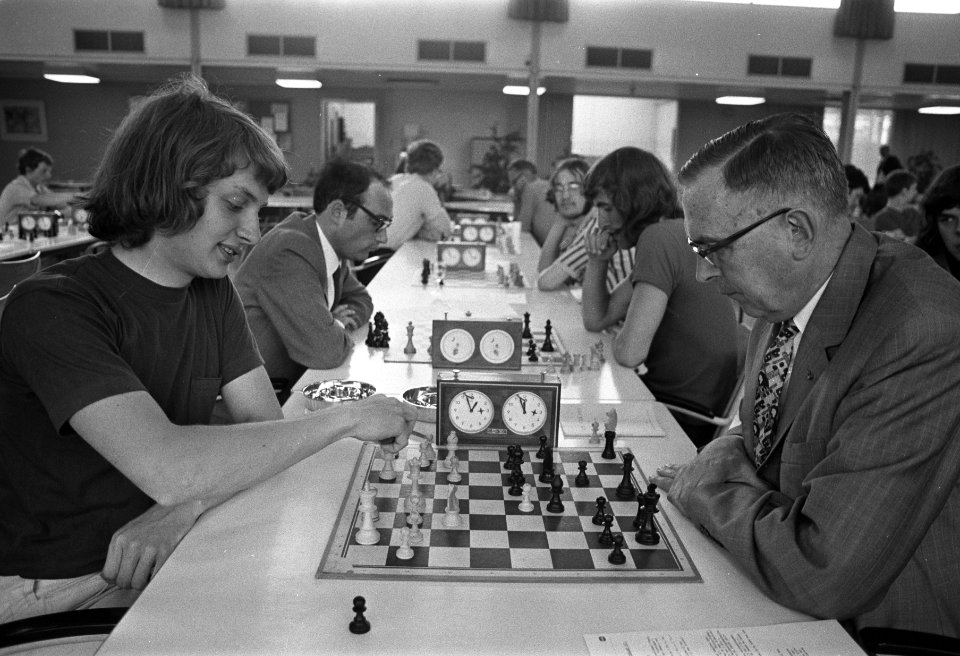Wedstrijdbeeld, vooraan Timman (l) en Euwe, Bestanddeelnr 924-6220