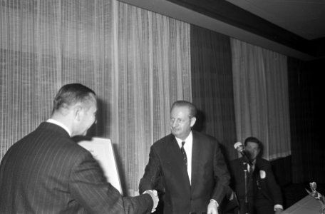 Wedtrijd Esso Motor Hotel, Amsterdam (links) M. Caransa en winnaar E.M. Soethout, Bestanddeelnr 922-1356