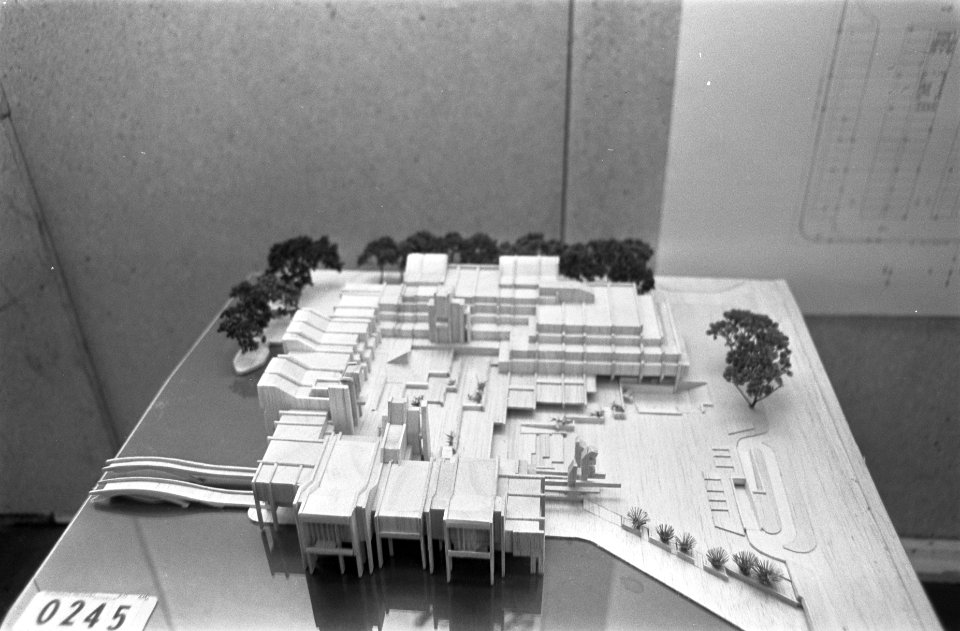 Weense architect W. Holzbauer geeft toelichting bij zijn ontwerp voor stadhuis A, Bestanddeelnr 921-9258