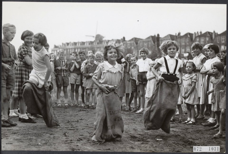 Wedstrijden, kinderen, Hartjesdag, dapperbuurt, Bestanddeelnr 072-1031