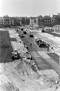 Wegdek langs Nederlandse Bank op Frederiksplein bijna gereed (overzicht), Bestanddeelnr 919-4615