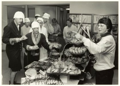 Week van het Brood ontbijt aangeboden aan medewerkers van de Kamer van Koophandel aan het Nassauplein