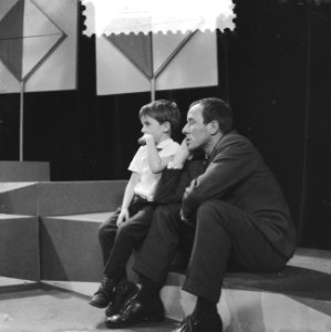 Weekendshow van de AVRO. Johnny Kraaykamp met zoontje, Bestanddeelnr 910-8499
