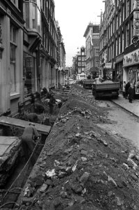 Wegdek van Nieuwendijk (Amsterdam) opgebroken, leidingen zullen vernieuwd worden, Bestanddeelnr 925-3788