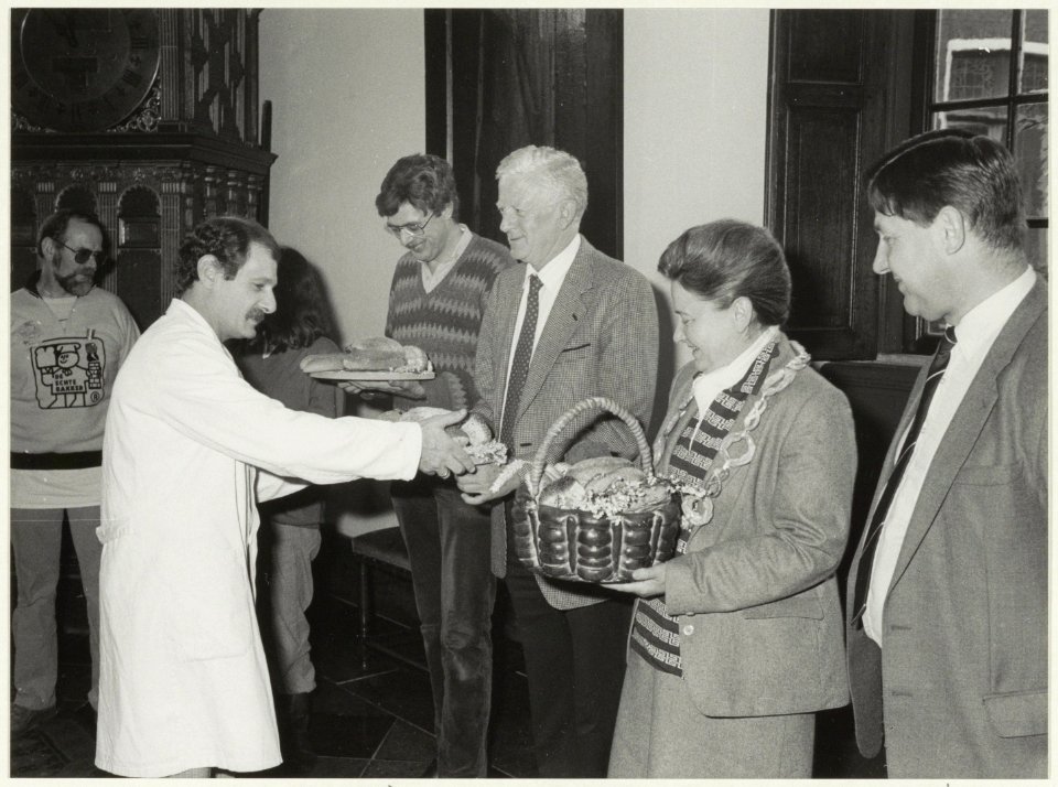 Week van het brood. V.r.n.l. wethouder Kraak, burgemeester Schmitz, wethouder Sikma en wethouder Mooij. NL-HlmNHA 54026250
