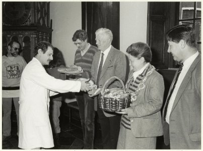 Week van het brood. V.r.n.l. wethouder Kraak, burgemeester Schmitz, wethouder Sikma en wethouder Mooij. NL-HlmNHA 54026250