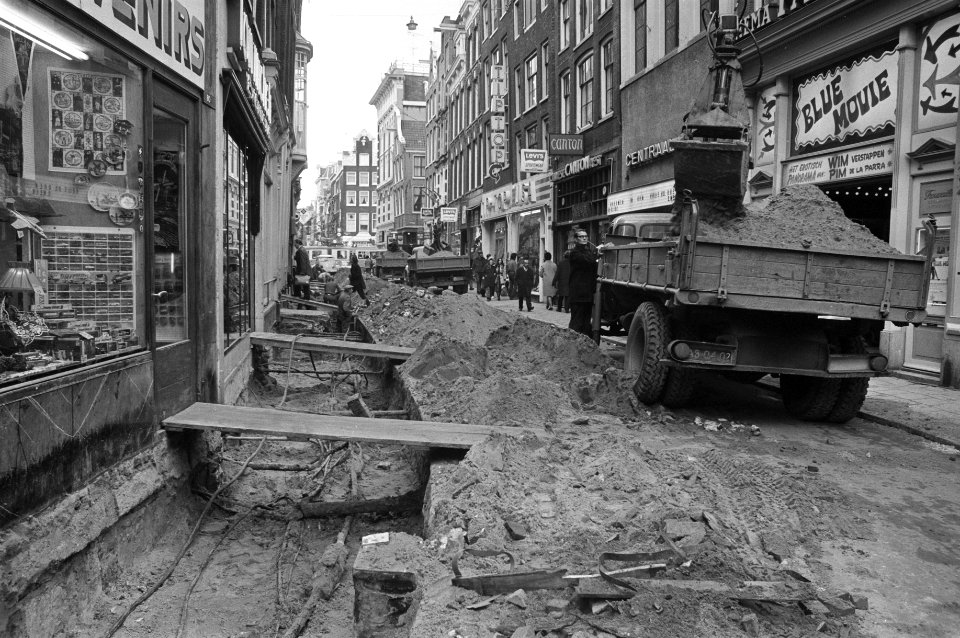 Wegdek van Nieuwendijk (Amsterdam) opgebroken, leidingen zullen vernieuwd worden, Bestanddeelnr 925-3786