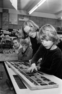 Weekendschool in Amsterdam-Noord die werkt volgens het Frinetsysteem, Bestanddeelnr 931-7982