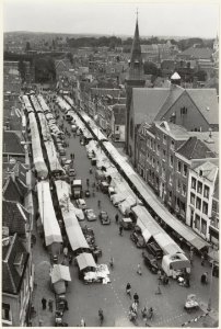 Weekmarkt op de Gedempte Oude Gracht vanaf het dak bij V&D gefotografeerd. NL-HlmNHA 5408504