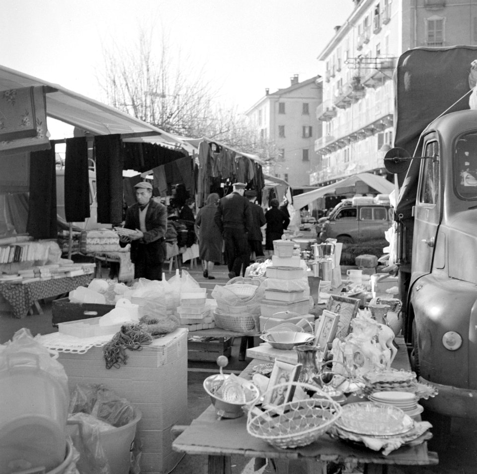 Weekmarkt in Verbania (vroeger Intra en Pallanza) aan het Lago Maggiore, Bestanddeelnr 254-4758
