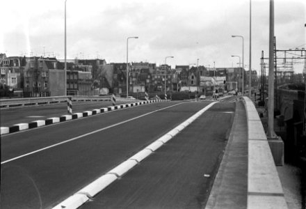Weg door Haarlemmer Houttuinen gereed, weg met gesloopte huizen enof krotten, Bestanddeelnr 926-3938