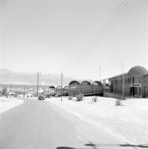 Weg in Eilat met rechts een gebouw met breukstenen wanden en langs de weg elektr, Bestanddeelnr 255-3582