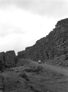 Weg in het nationale park þingvellir langs steile rotsen met halverwege een pers, Bestanddeelnr 190-0482