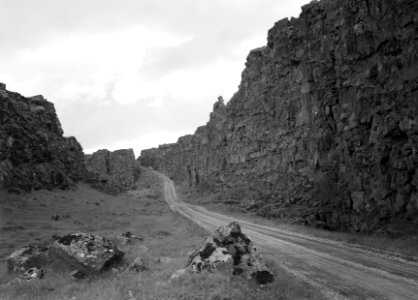 Weg in het nationale park þingvellir langs steile rotsen, Bestanddeelnr 190-0481