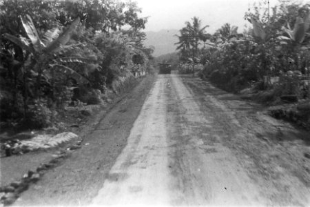 Weg door landschap (in de achtergrond een legertruck), Bestanddeelnr 109-5-5