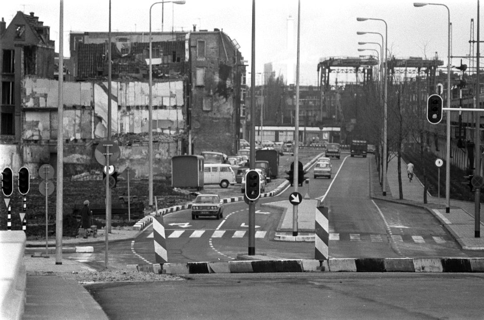 Weg door Haarlemmer Houttuinen gereed, weg met gesloopte huizen enof krotten, Bestanddeelnr 926-3937