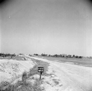 Weg leidend naar een controlepost in de Negevwoestijn, met op de achtergrond een, Bestanddeelnr 255-0758 photo