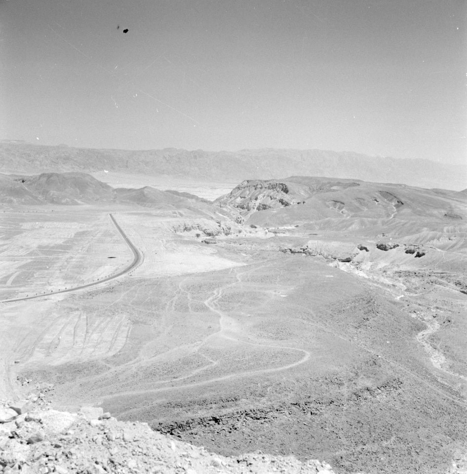 Weg van Bersjeba naar Eilat bij de krater van Makhtesh-Ramon. De weg stijgt hier, Bestanddeelnr 255-3349