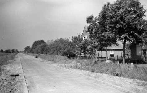 Wegenaanleg, huizen, bomen, Bestanddeelnr 251-3297