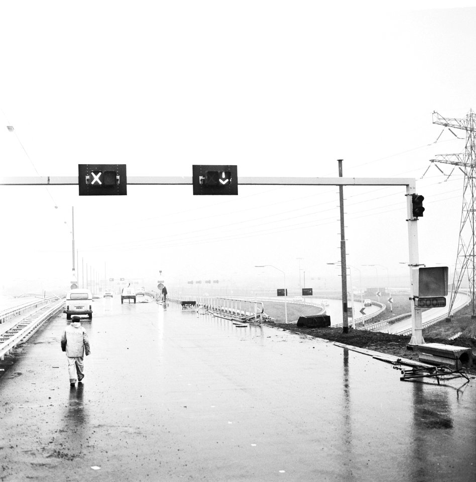 Weggedeelte bij de Velsertunnel waar de snelheid van het verkeer electronisch wo, Bestanddeelnr 926-8664