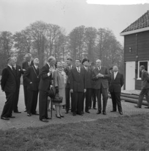 Weerballon ging de lucht in voor Koningin Juliana bij een bezoek aan De Bilt . K, Bestanddeelnr 915-1401