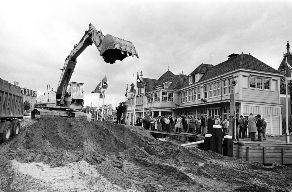 Weggraven van het eerste zand, dat opgespoten is voor de metrobouw in het Open H, Bestanddeelnr 932-6875