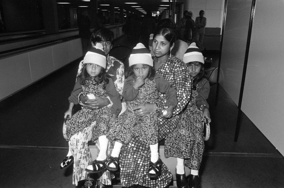 Weer honderden Surinamers op Schiphol aangekomen (Hindoestanen) kinderen met ij, Bestanddeelnr 928-2622