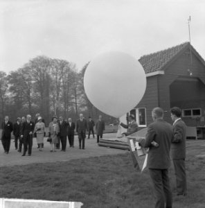 Weerballon ging de lucht in voor Koningin Juliana bij een bezoek aan De Bilt . K, Bestanddeelnr 915-1398