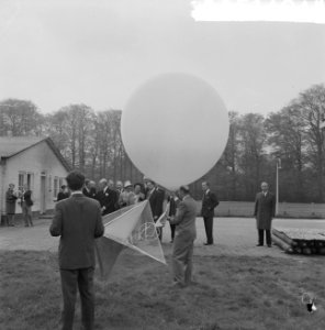 Weerballon ging de lucht in voor Koningin Juliana bij een bezoek aan De Bilt . K, Bestanddeelnr 915-1404