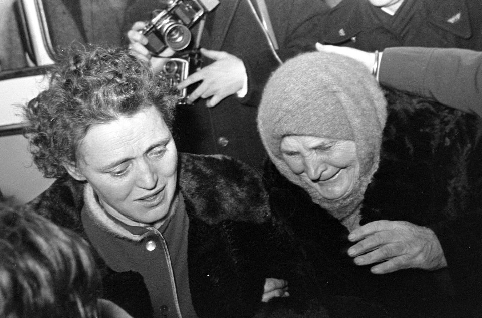 Weerzien na 24 jaar, mevrouw Woronova met haar dochter mevrouw Goossens, Bestanddeelnr 918-7264